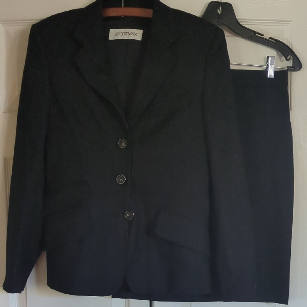 Gorgeous Sportmax 93% Wool Fully Lined Black Pinstripe 2 piece skirt suit